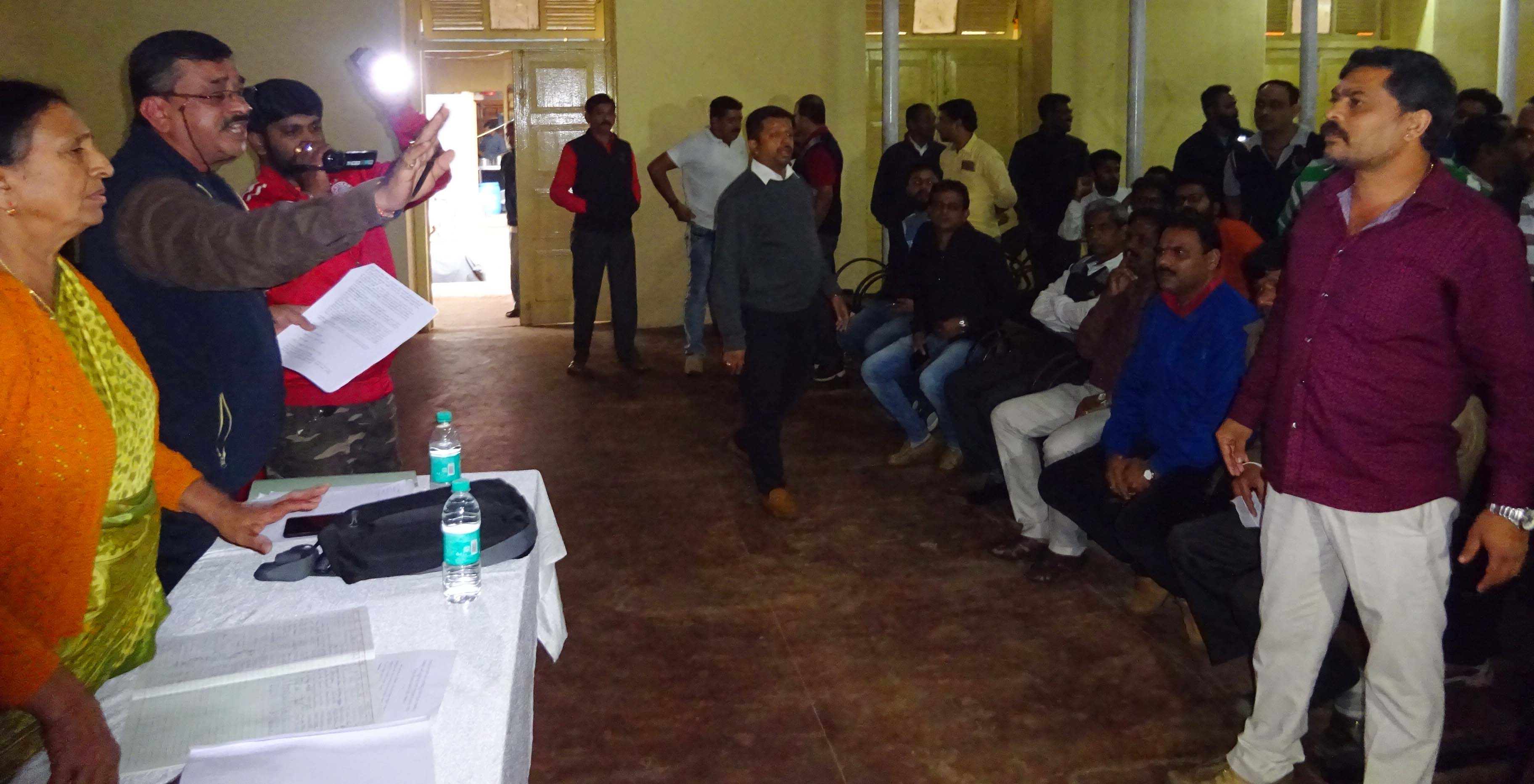 ಸಭೆಯಿಂದ ಹೊರ ನಡೆದ ನಗರಸಭಾಧ್ಯಕ್ಷರು: ಮೂಡದ ಒಮ್ಮತ